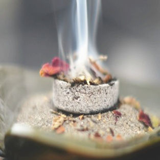 Ein Abend voller Düfte, Mythen & Rituale – entdecke heimisches Kräuterwerk, Harze & die Magie des Räucherns.