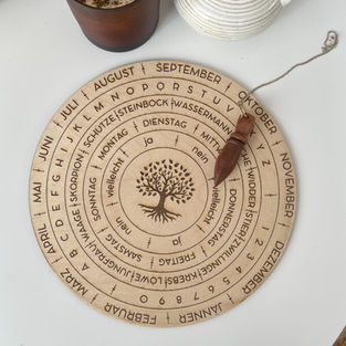 Hast du dich schon einmal gefragt, wie du mit einem Pendel klare Antworten bekommst? In diesem Workshop tauchst du ein in die Welt des Pendelns – praxisnah, bodenständig und intuitiv. Du lernst von Grund auf, wie du dein Pendel als Werkzeug für Entscheidungen, energetische Klärung und spirituelle Fragen nutzen kannst.