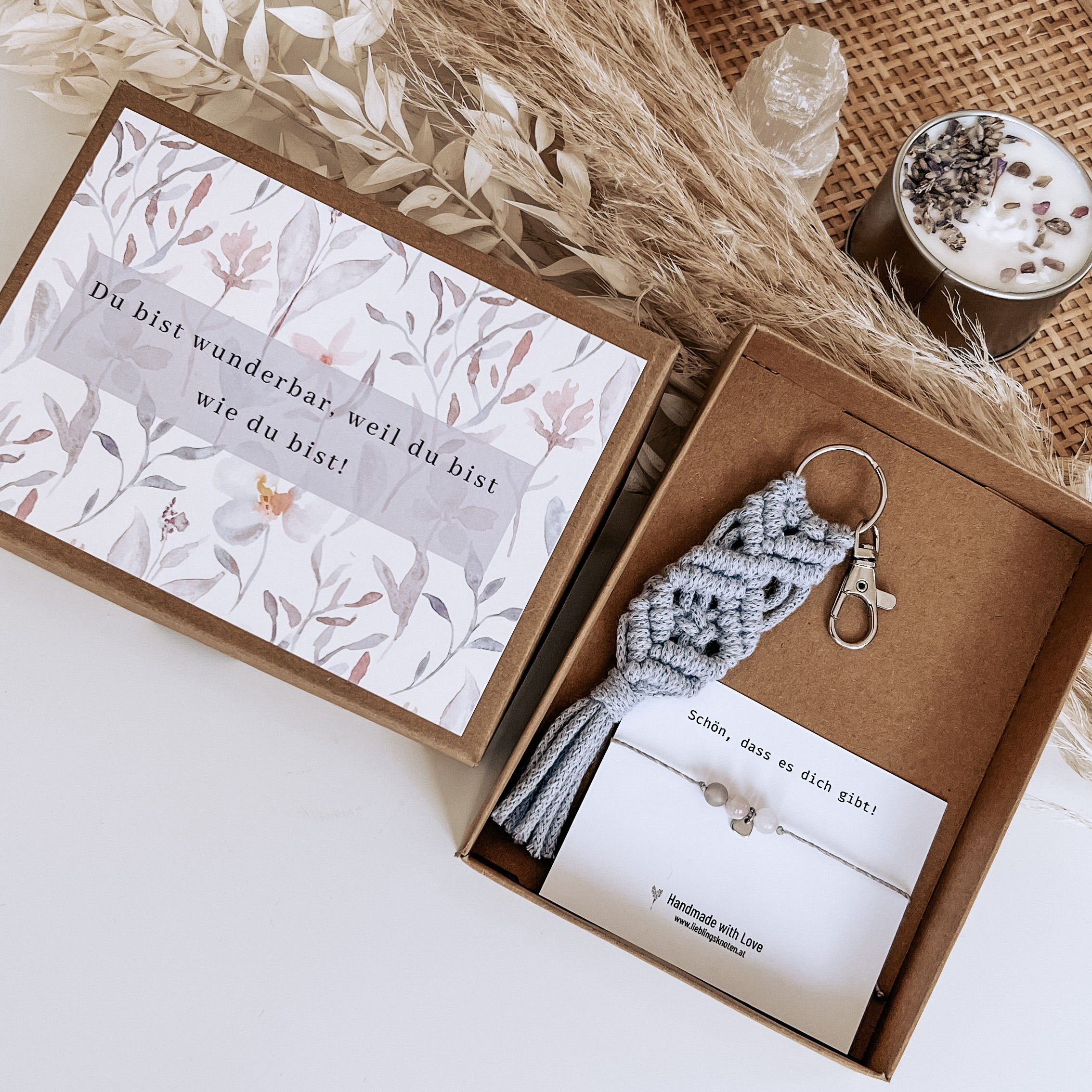Geschenkbox mit Schlüsselanhänger und Armband