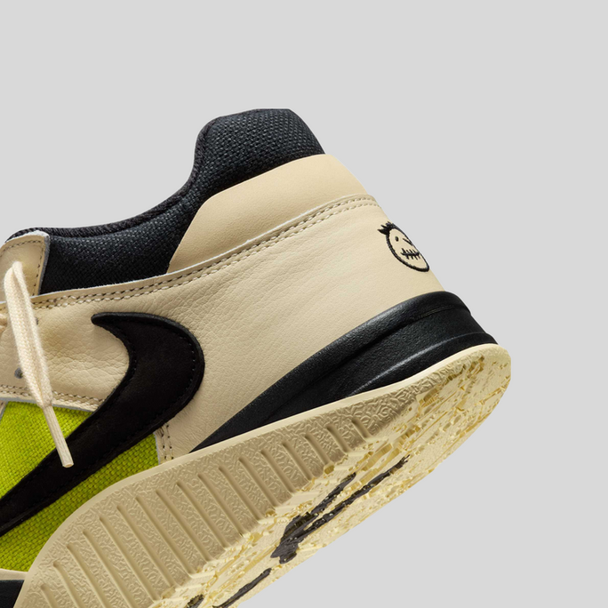 Zapatillas Nike, vista lateral, beige y negra.