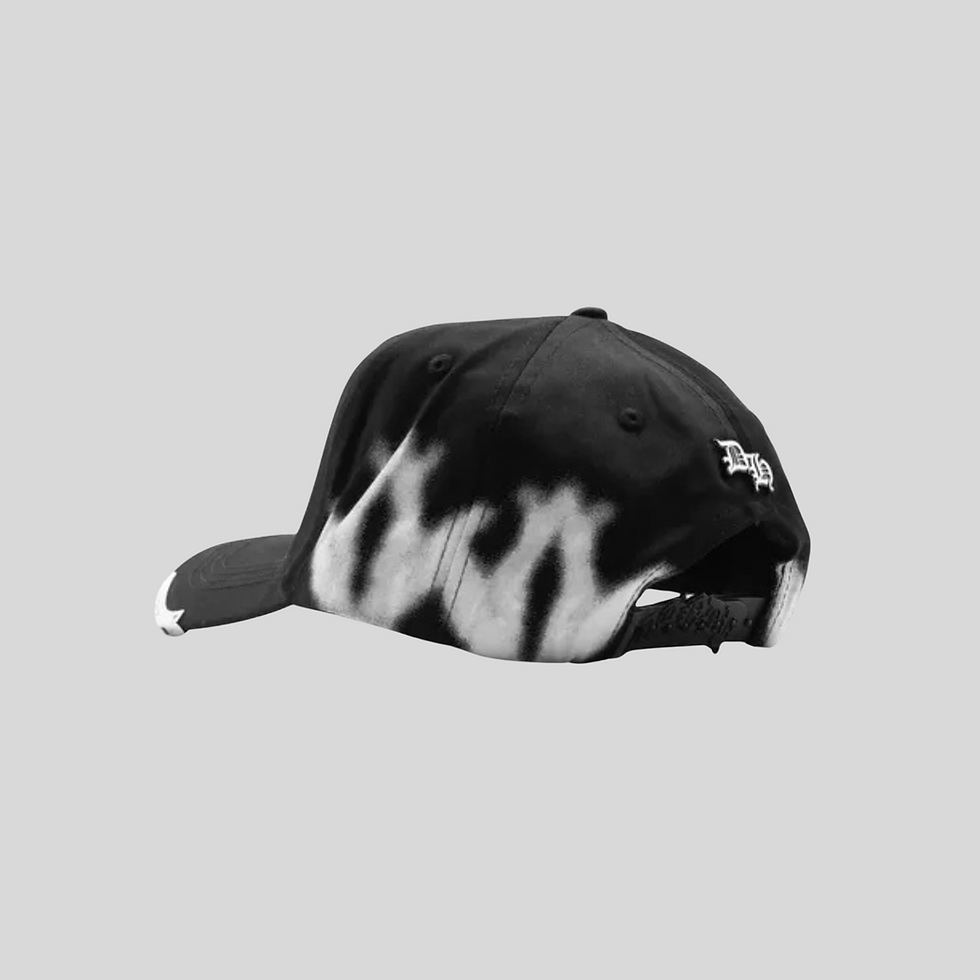 Gorra negra con diseño de llamas blancas