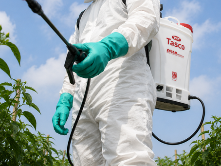 petani menggunakan hand sprayer elektrik dengan APD lengkap