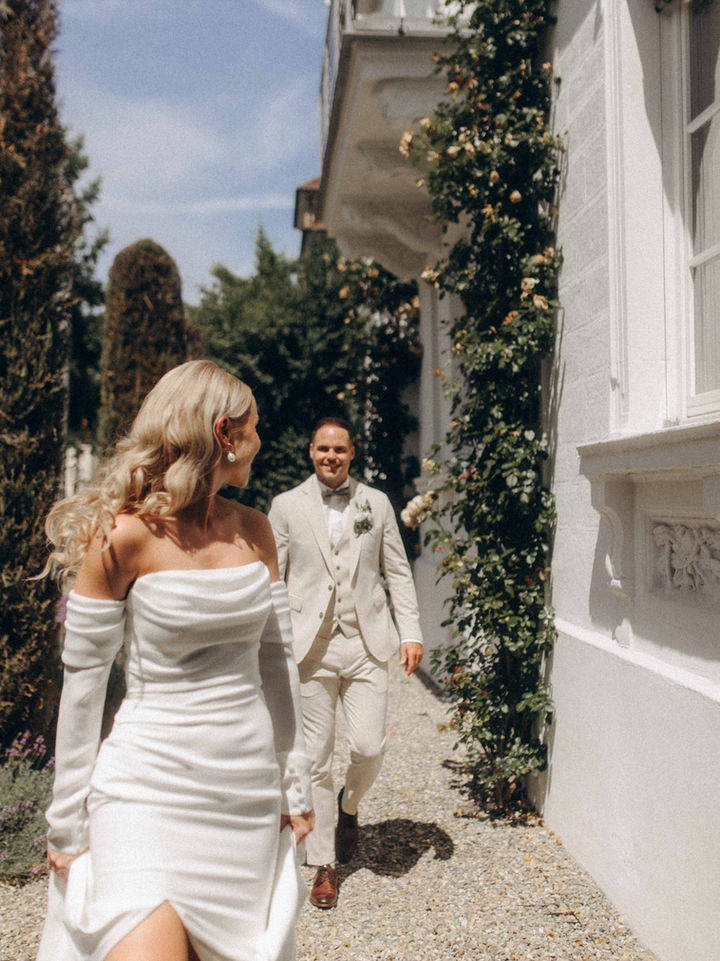 Hochzeitspaar läuft glücklich; Braut in weißem Kleid