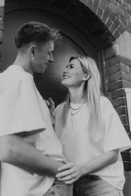 Authentisches Pärchen in modernen Lifestyle-Szenen, zeigt liebevolle Nähe, Lachen und echte Momente des Zusammenseins.