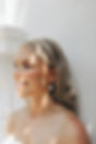 Eine lächelnde Braut an ihrer Hochzeit.