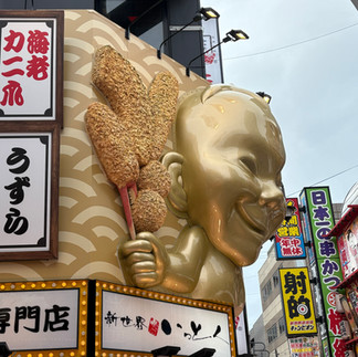 פסל עצום בגודלו על חזית בניין בשוק