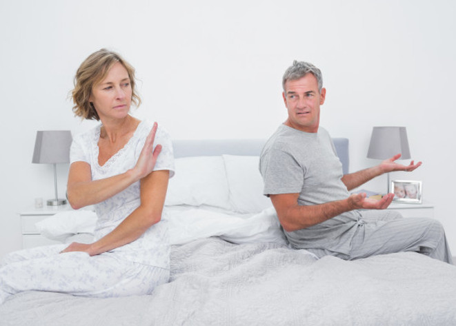pareja-sentada-diferentes-lados-cama-dis