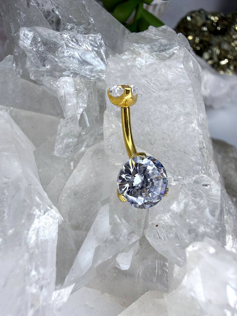 Thumbnail: Barbell curvo dorado ombligo con zirconias engastadas (cuerda 14g)