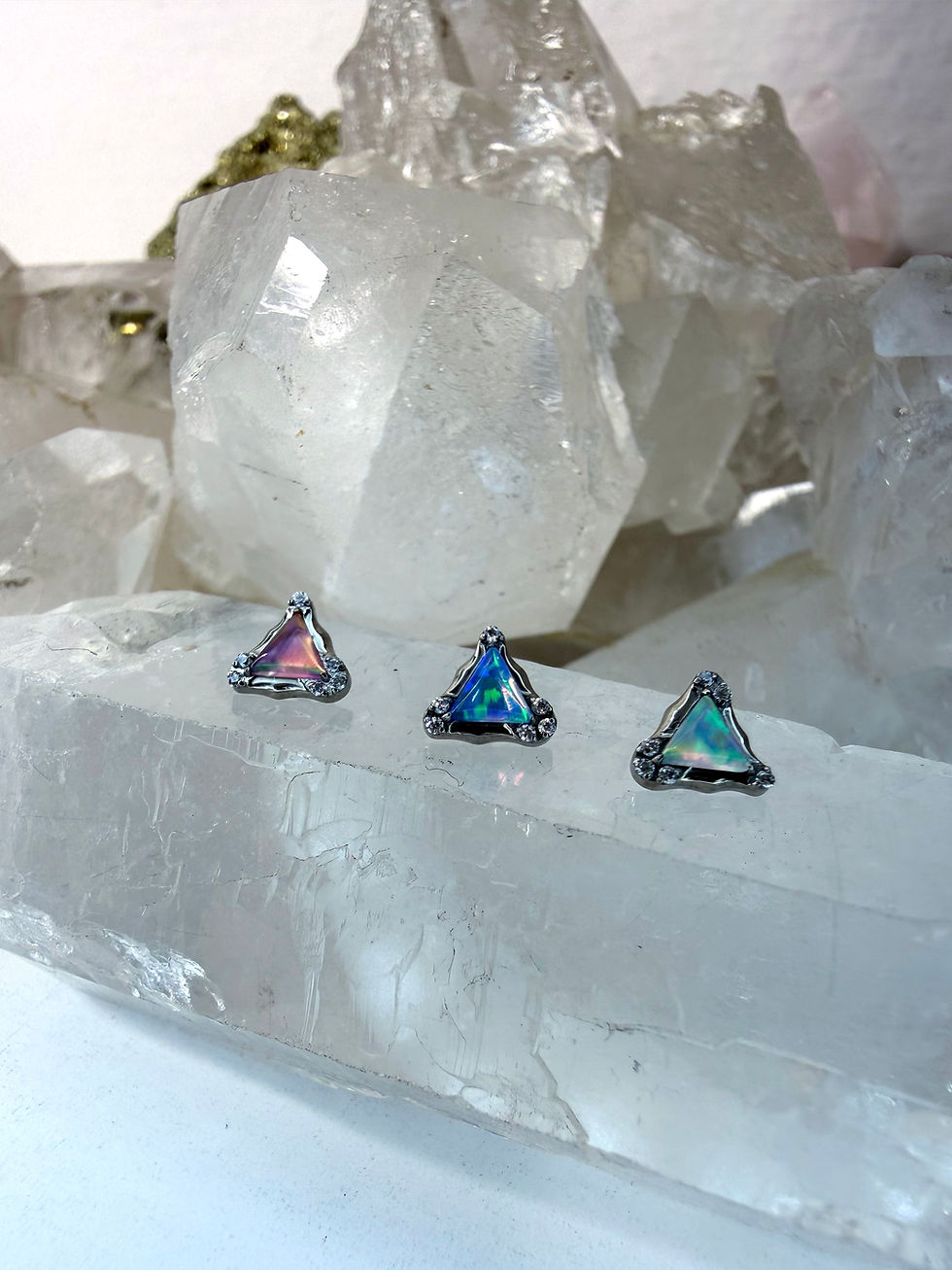 Top ópalo en triángulo con zirconias (16g)