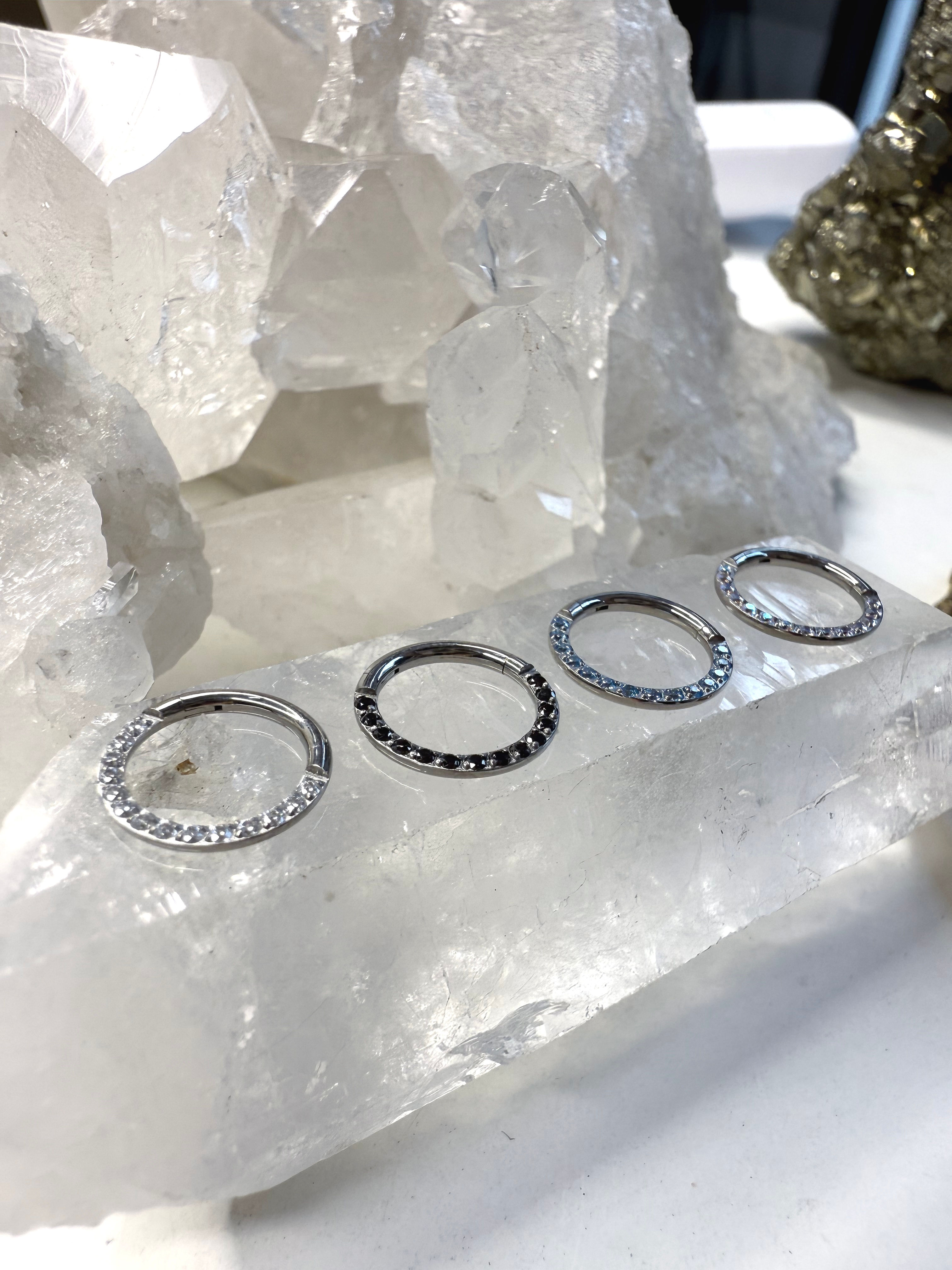 Hinged ring with zirconia on the front