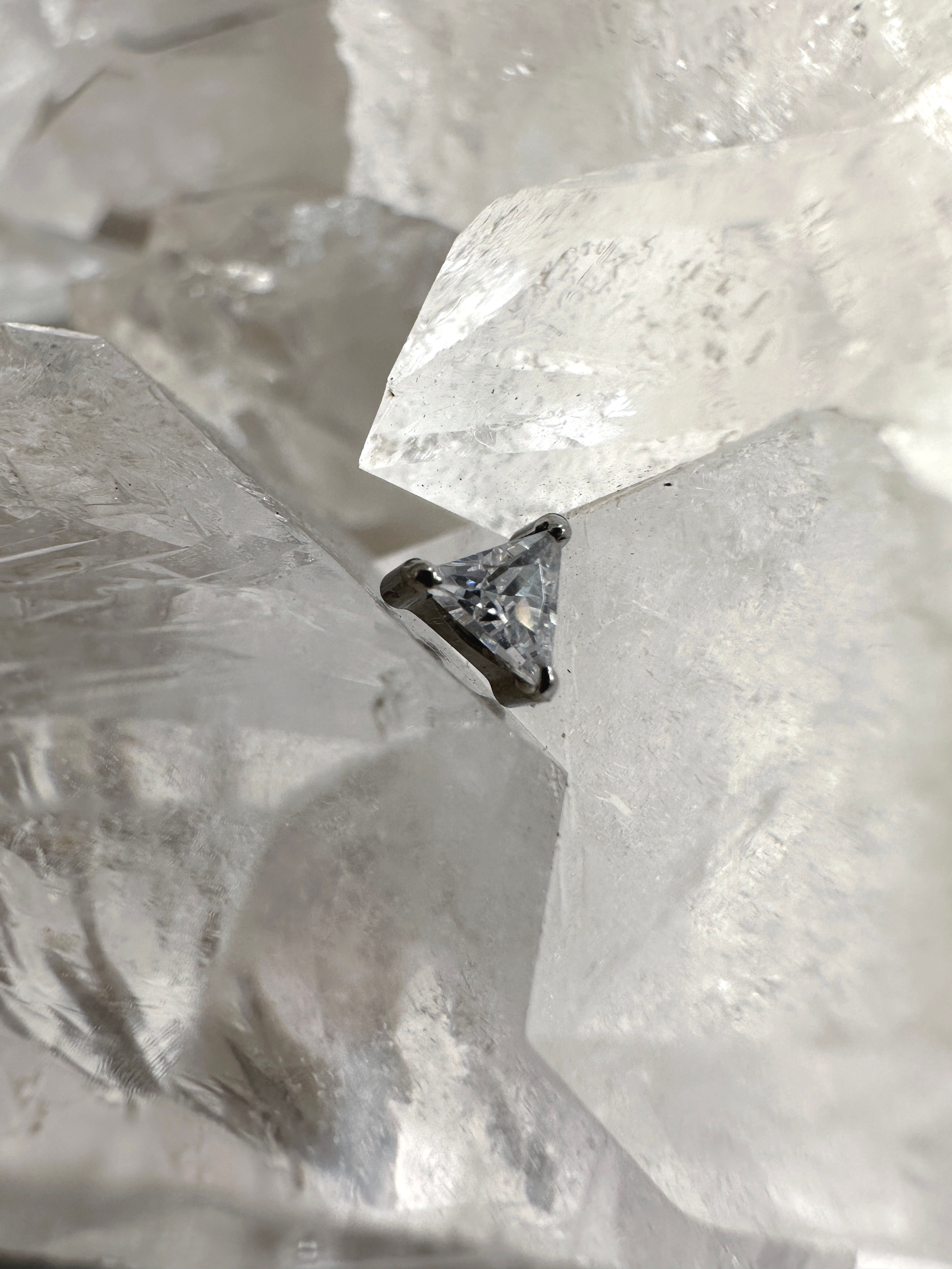 Top triángulo engastado (pin)