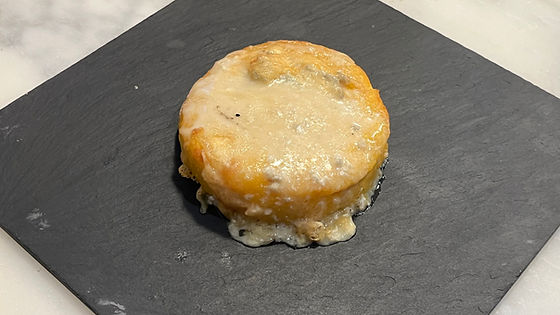 Risotto alla milanese al salto con crema di parmigiano al tartufo