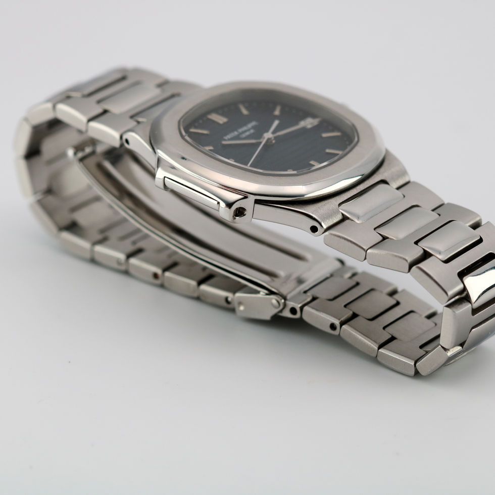 Patek Philippe Mid-Size Nautilus Ref 3900/1 lug