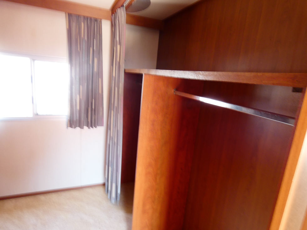 Miniatura: Quarto com armário embutido e janela. 