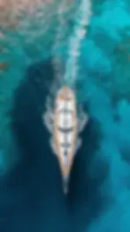 barco-navegando-agua-azul-clara_11zon.webp