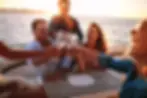 parejas brindando en catamaran (1)_11zon.webp