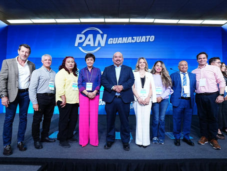 Alexia Medina acompaña a Jorge Espadas en foro por la Patria, la Familia y la Libertad
