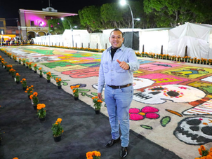 INAUGURA EL PRESIDENTE MUNICIPAL MAURICIO ESTEFANíA EL TAPETE MONUMENTAL Y ALTAR DE MUERTOS