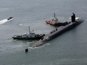 Donald Trump despliega submarinos nucleares en respuesta a Rusia.