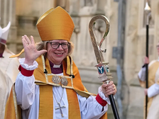 MUJER ROMPE 500 AÑOS DE TRADICIÓN Y ASUME EL PODER EN LA IGLESIA ANGLICANA