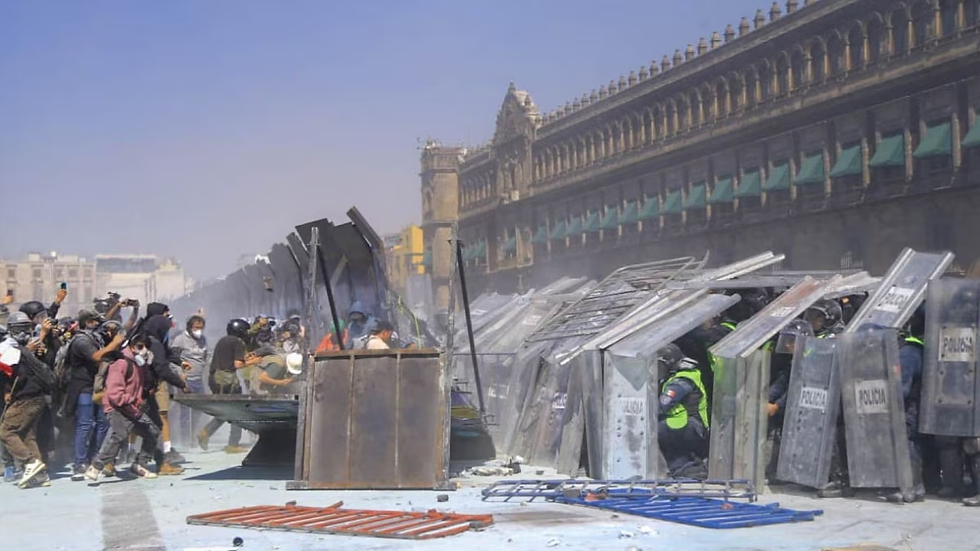 Explota violencia en manifestación en CDMX: Segob condena agresiones y uso de explosivos caseros