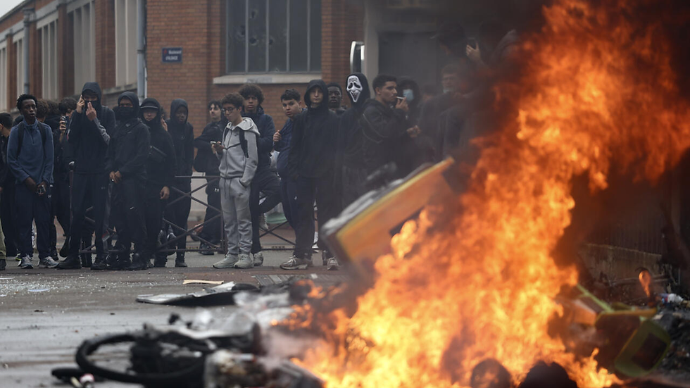 Francia bajo fuego: la represión policial contra estudiantes desata una ola de indignación en Europa