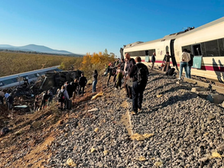 ¡TRAGEDIA FERROVIARIA EN ESPAÑA! CHOQUE DE TRENES DEJA 68 MUERTOS Y CRECE LA INCERTIDUMBRE POR LOS DESAPARECIDOS