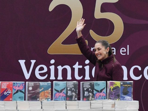 La lectura como acto de transformación: Sheinbaum encabeza entrega de la colección “25 para el veinticinco” en el Zócalo