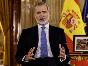 Felipe VI rompe el protocolo y lanza la advertencia más firme de su reinado: “La democracia se defiende de pie”