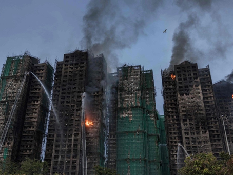 Hong Kong: aumenta a 94 las víctimas y 300 desaparecidos por incendio