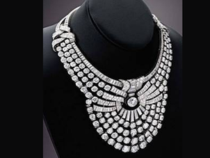¡ROBO DE PELÍCULA EN VIENA! DESAPARECE MILLONARIO COLLAR DE DIAMANTES DE UNA REINA EGIPCIA