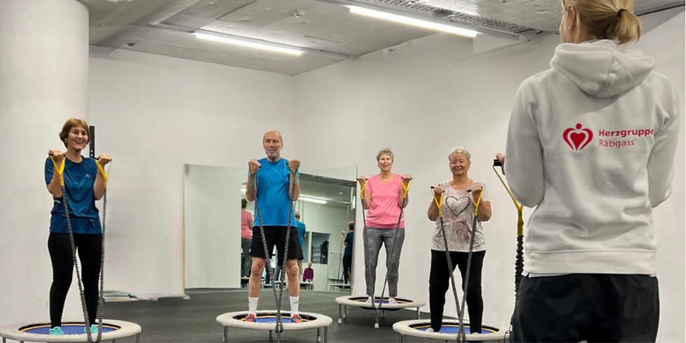 Teilnehmer einer Herzgruppe trainieren gemeinsam unter professioneller Anleitung