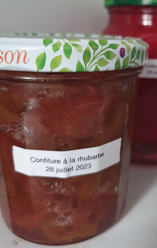 Délicieuse confiture de rhubarbe au Cookeo en pots, parfaite à tartiner sur pain ou brioche