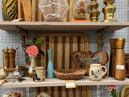 Home décor shelf display in antique mall