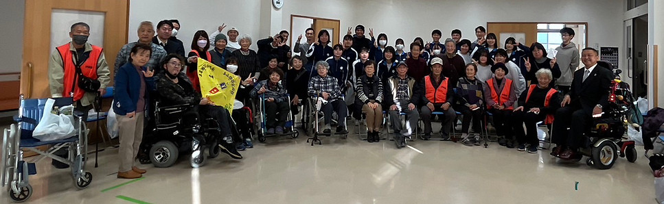 集合写真　会員と学生や市民が40名ほど写っている