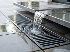 fontaine moderne dont l'eau s'écoule dans un système de drainage