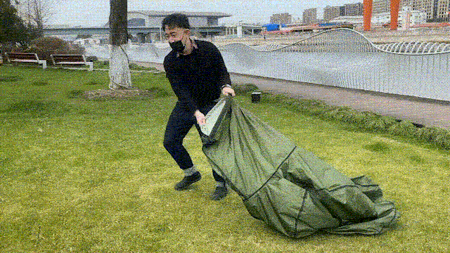 歩いたり走ったりして空中の空気を拾って膨らませる(縮小).gif