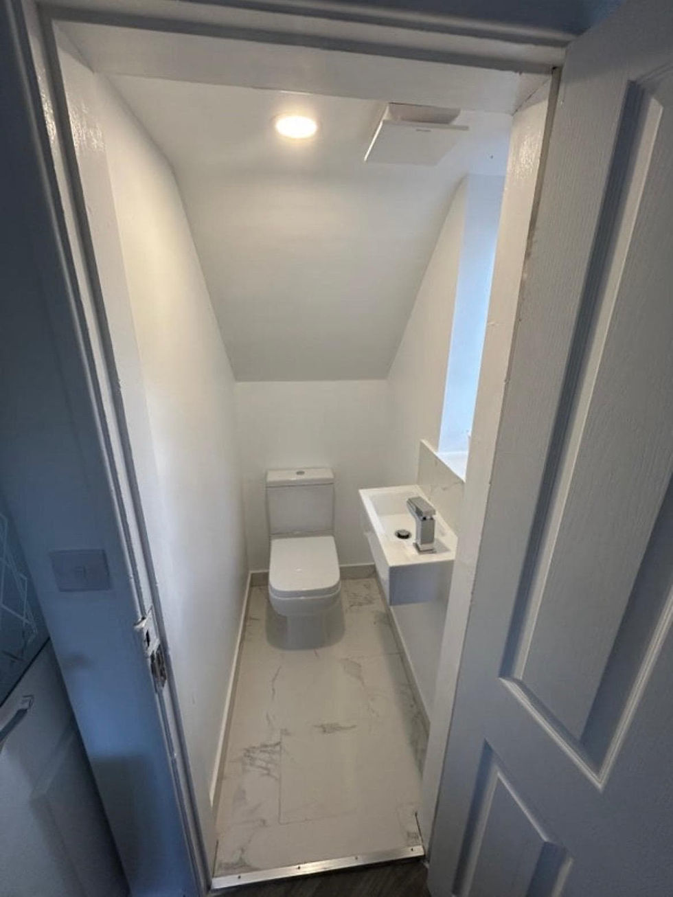 Contemporary tiled shower room in 4 bedroom student property ST4