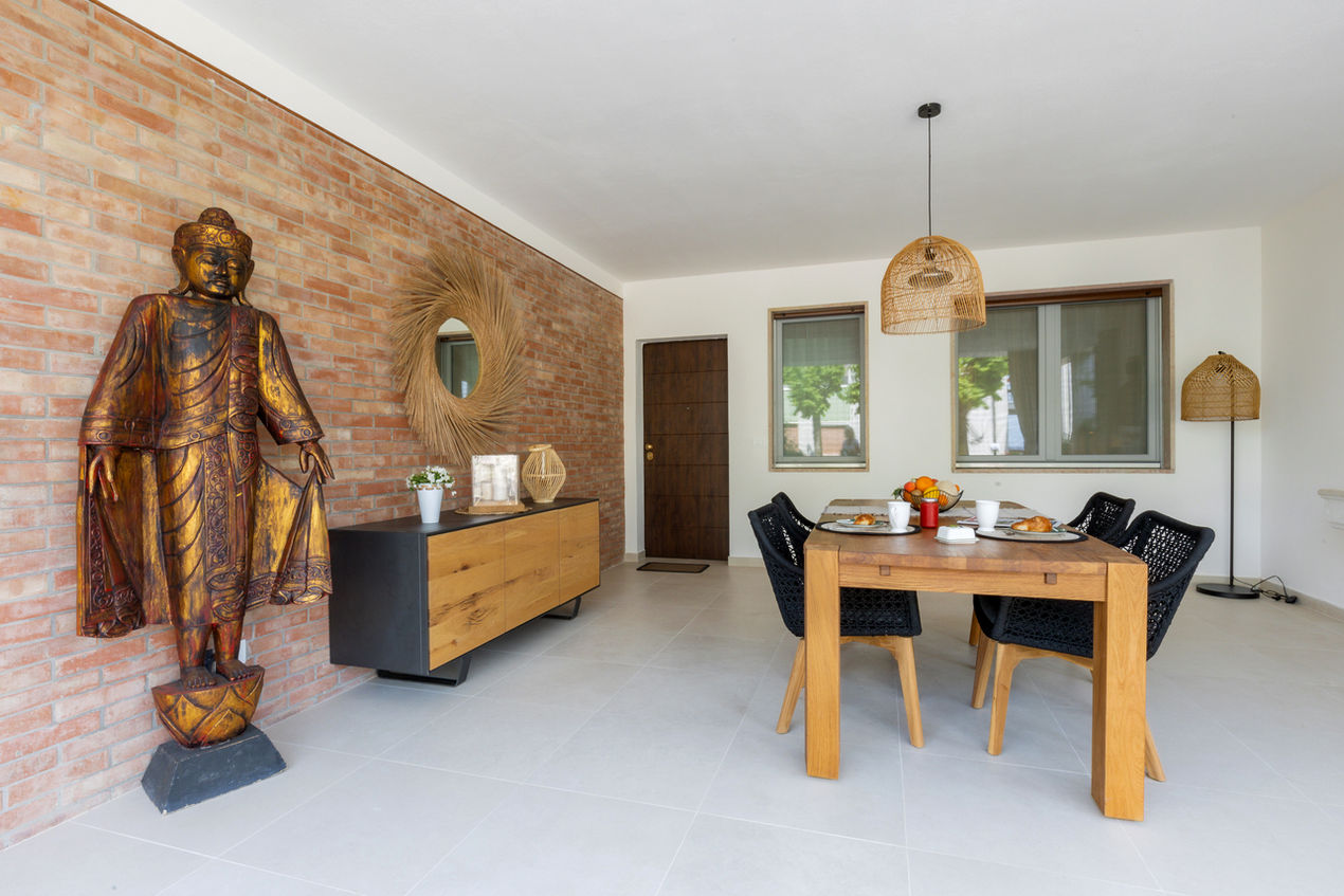 Loggia in der exklusiven Ferienwohnung Garden Vill Lago am See mit privatem Steg, zwei Schlafzimmern, Klimaanlage und Fußbodenheizung in San Benedetto di Lugana nahe Peschiera del Garda