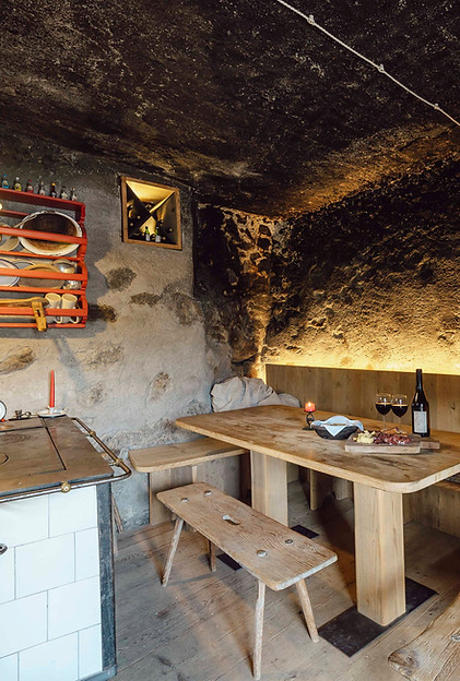 Historischer Keller mit Eigenbauweinverkostung in Algund bei Meran, Südtirol