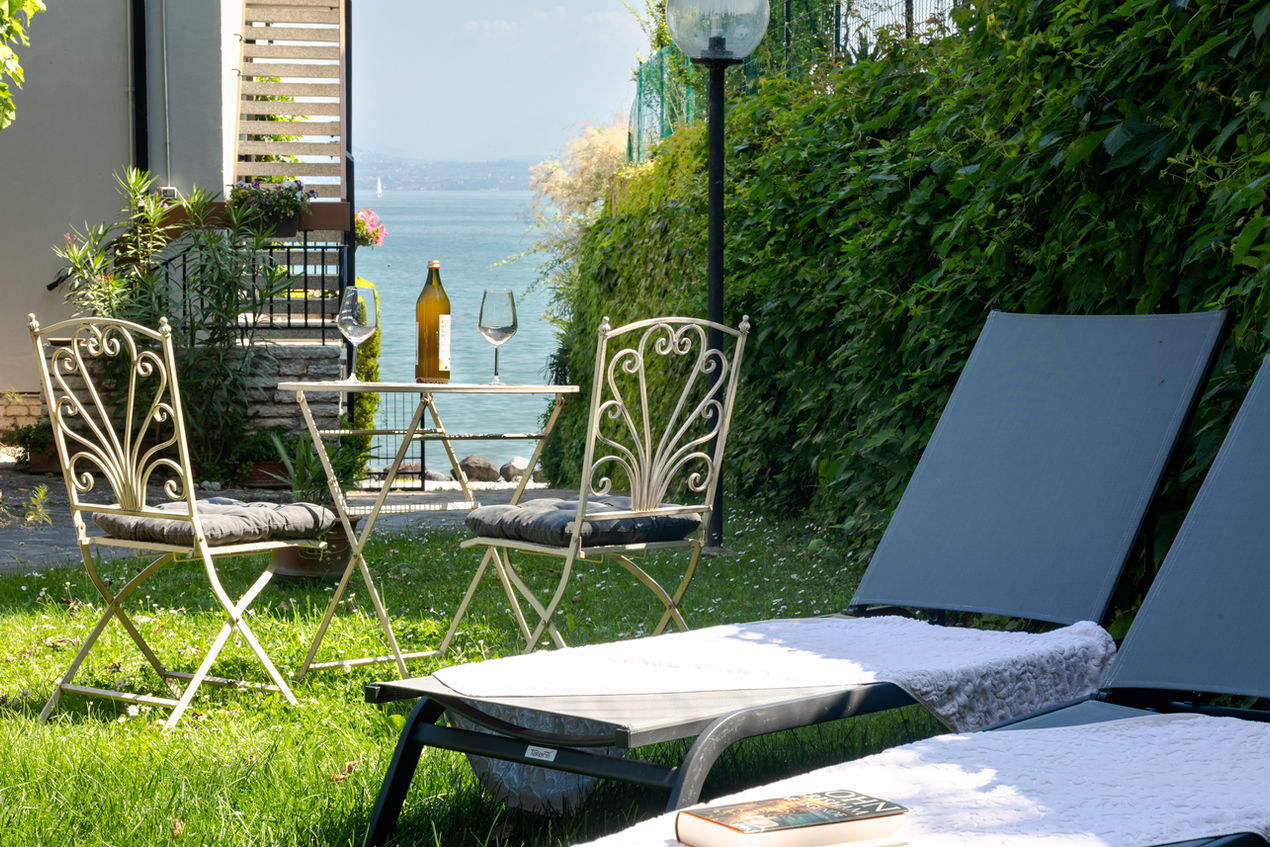 Moderne, exklusive Ferienwohnung am See mit privatem Steg, zwei Schlafzimmern, Klimaanlage und Fußbodenheizung in San Benedetto di Lugana nahe Peschiera del Garda