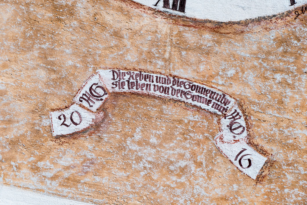 Sonnenuhr auf dem historischen Bauernhof mit Ferienwohnungen in Algund bei Meran