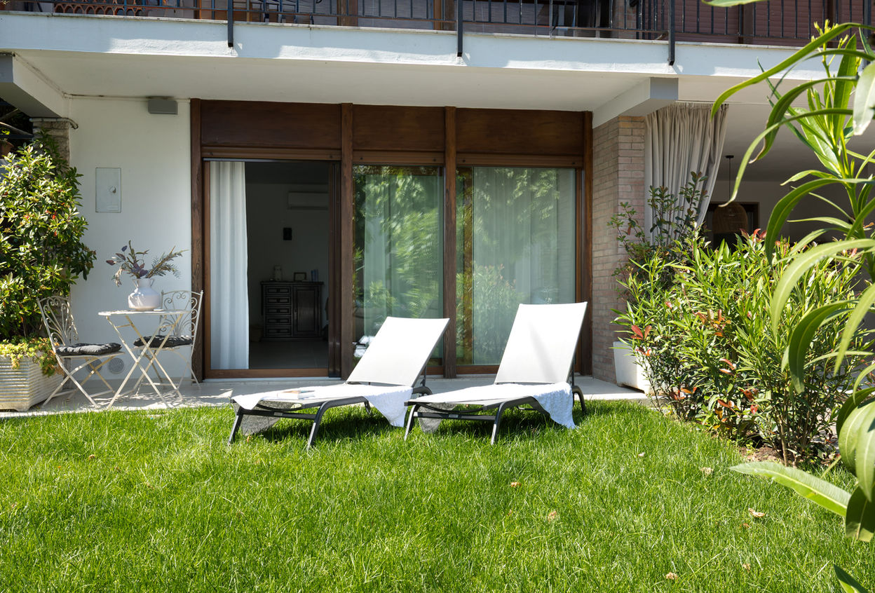 Garten in der exklusiven Ferienwohnung Garden Vill Lago am See mit privatem Steg, zwei Schlafzimmern, Klimaanlage und Fußbodenheizung in San Benedetto di Lugana nahe Peschiera del Garda