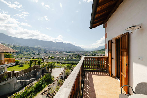 Ferienwohnung Passeier mit Balkon und Blick nach Meran