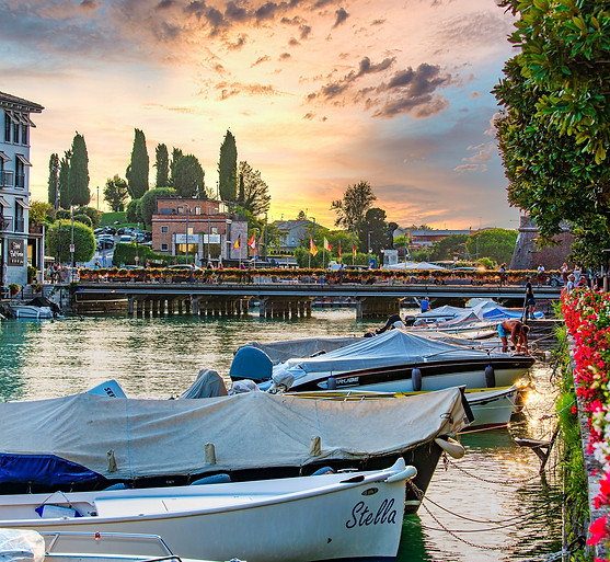 Peschiera del Garda in der Nähe der Ferienwohnungen am See und Ferienhäuser mit Pool in San Benedetto di Lugana