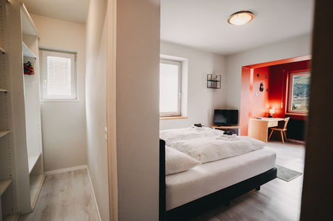 Zimmer mit Pool & Frühstück - Garni Unterweggütl - Bed & Bar Ba ins in Naturns, Südtirol