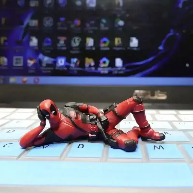 Thumbnail: Reclining Deadpool Collectable