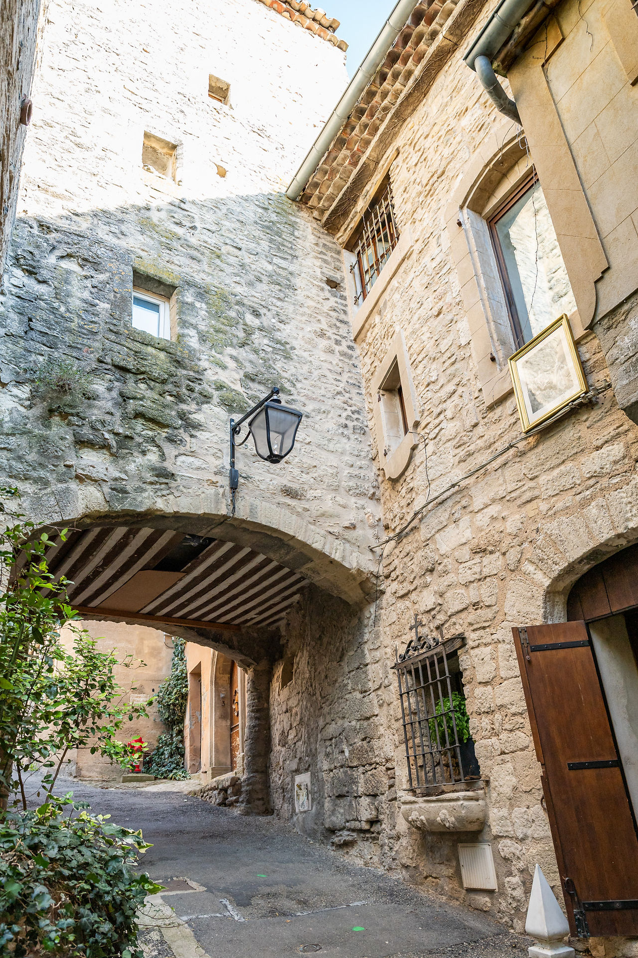Ruelle en escaliers avec maisons aux volets colorés à Bonnieux
