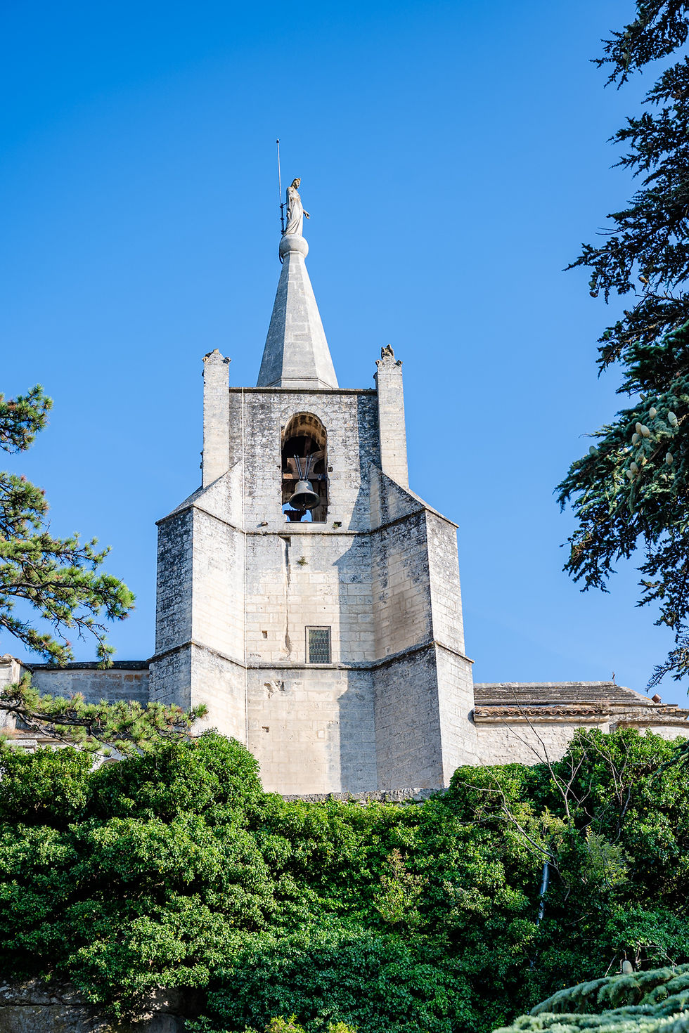 Eglise Luberons ciel bleu