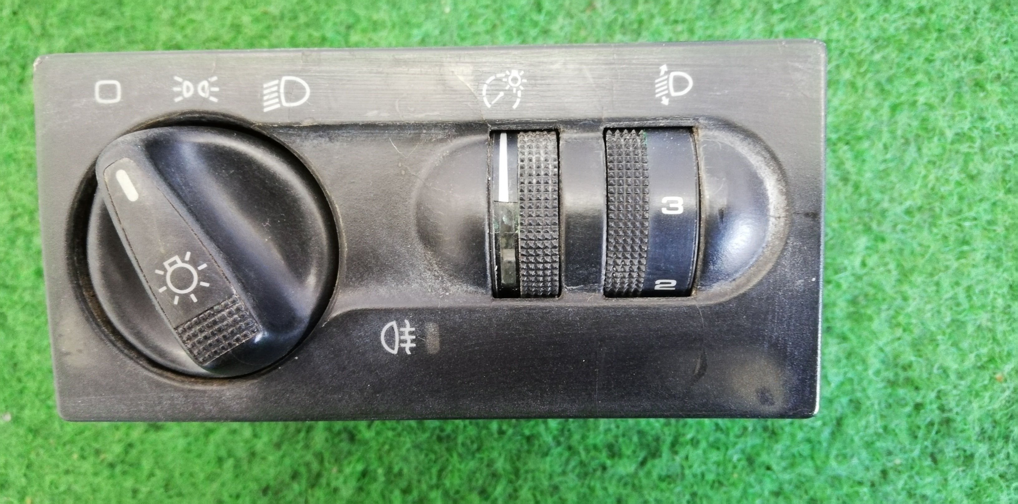 VW T4 Lichtschalter ohne Nebelscheinwerfer ab 1996 stark abgegriffen 1H6941531E